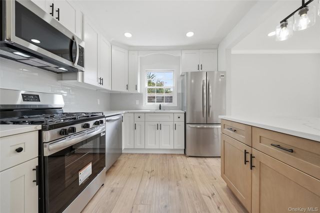 21 Independence Avenue, Babylon, NY 11702