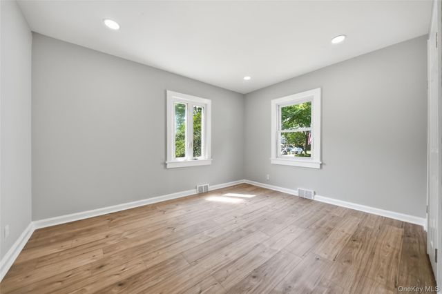 21 Independence Avenue, Babylon, NY 11702