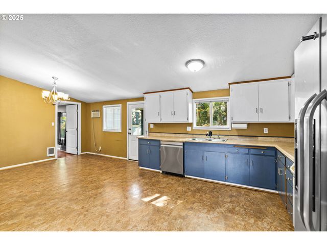 954 ELM St, Junction City, OR 97448