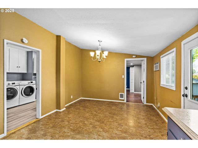 954 ELM St, Junction City, OR 97448