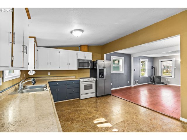 954 ELM St, Junction City, OR 97448