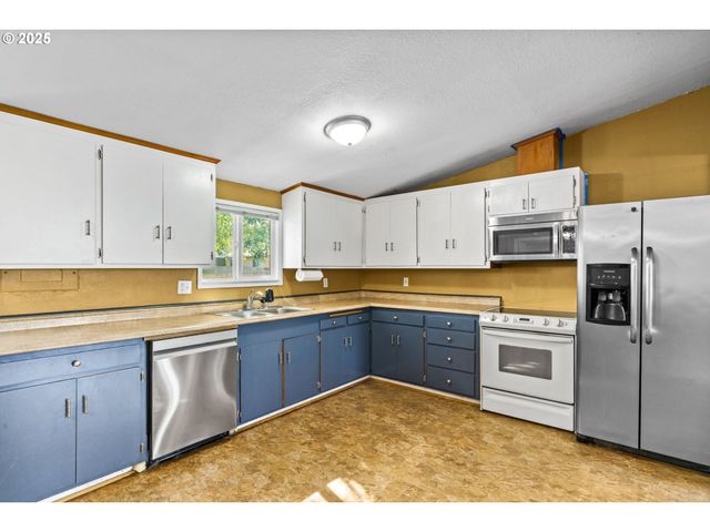 954 ELM St, Junction City, OR 97448