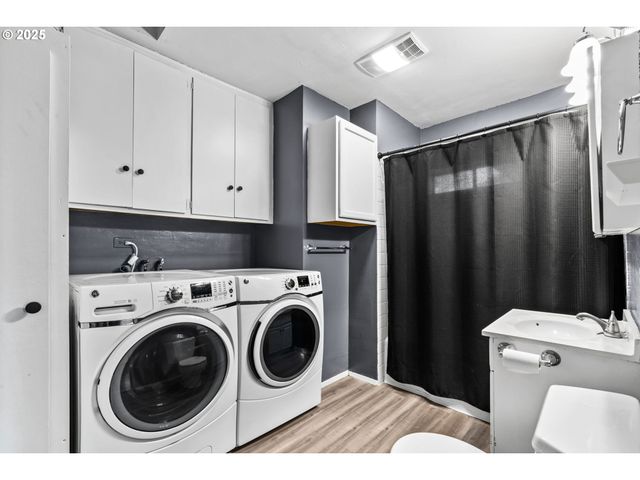 954 ELM St, Junction City, OR 97448