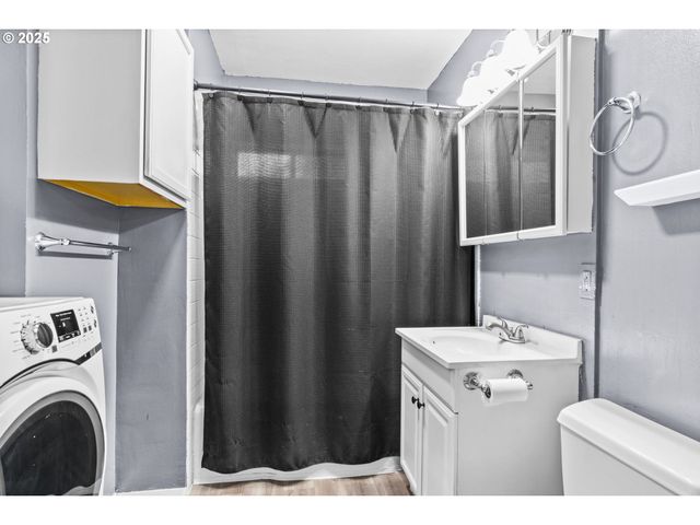 954 ELM St, Junction City, OR 97448