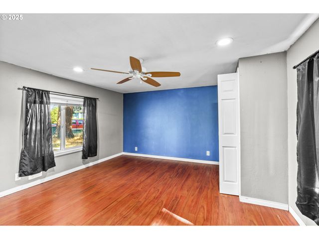 954 ELM St, Junction City, OR 97448