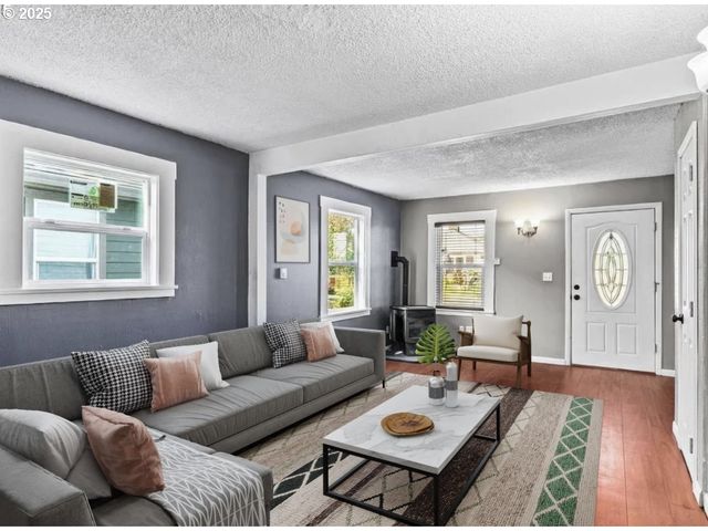 954 ELM St, Junction City, OR 97448