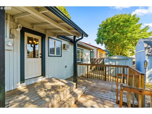 954 ELM St, Junction City, OR 97448