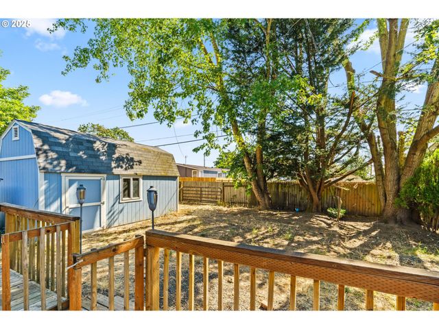 954 ELM St, Junction City, OR 97448