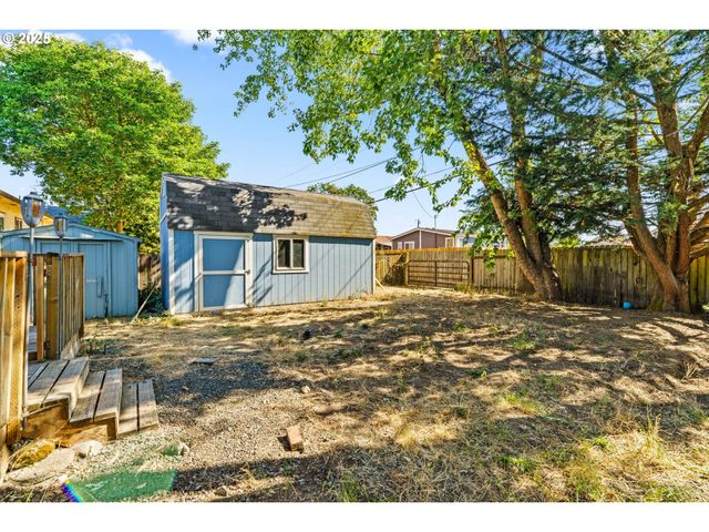 954 ELM St, Junction City, OR 97448