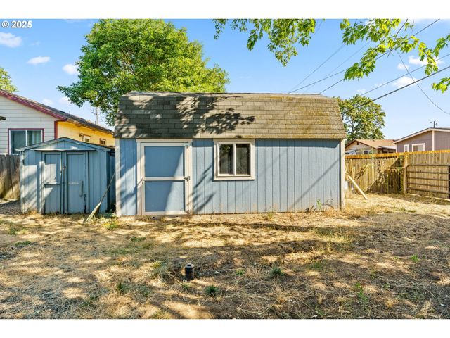 954 ELM St, Junction City, OR 97448