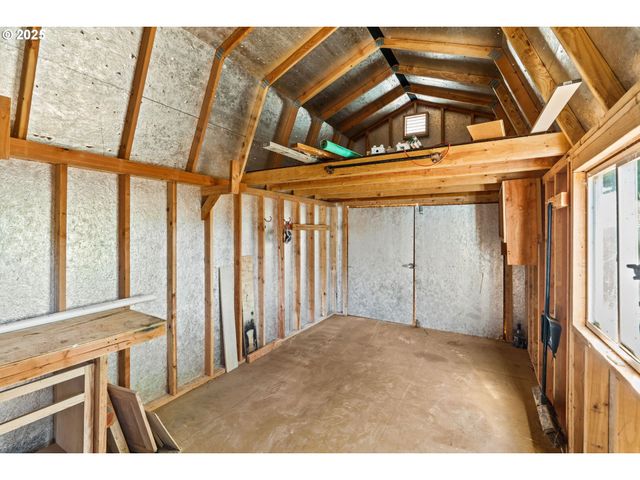 954 ELM St, Junction City, OR 97448