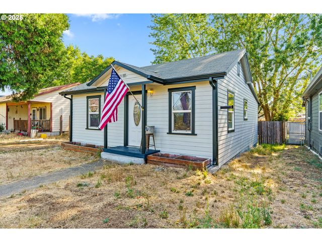 954 ELM St, Junction City, OR 97448