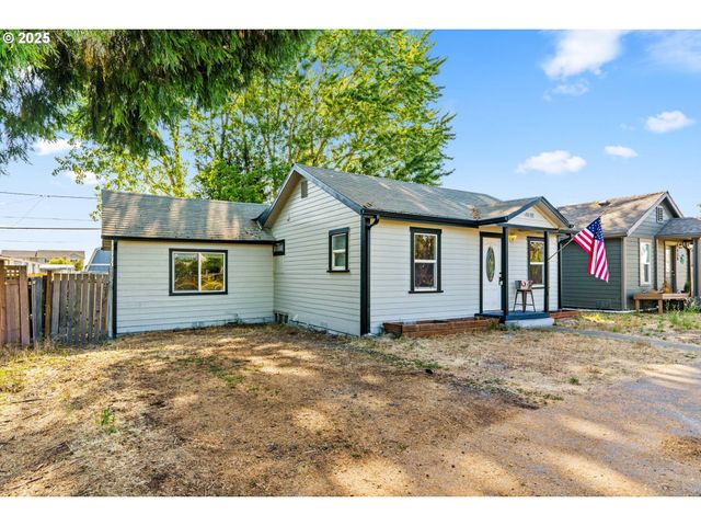 954 ELM St, Junction City, OR 97448