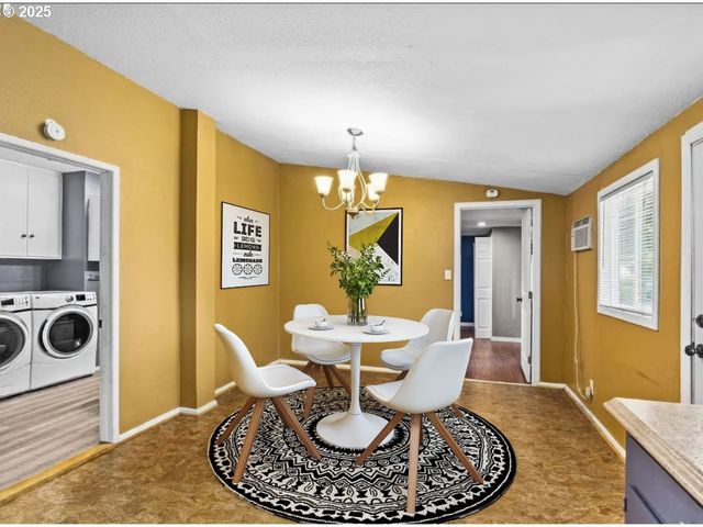 954 ELM St, Junction City, OR 97448