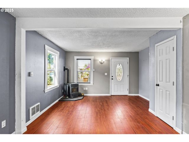 954 ELM St, Junction City, OR 97448