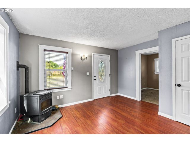 954 ELM St, Junction City, OR 97448