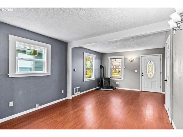 954 ELM St, Junction City, OR 97448