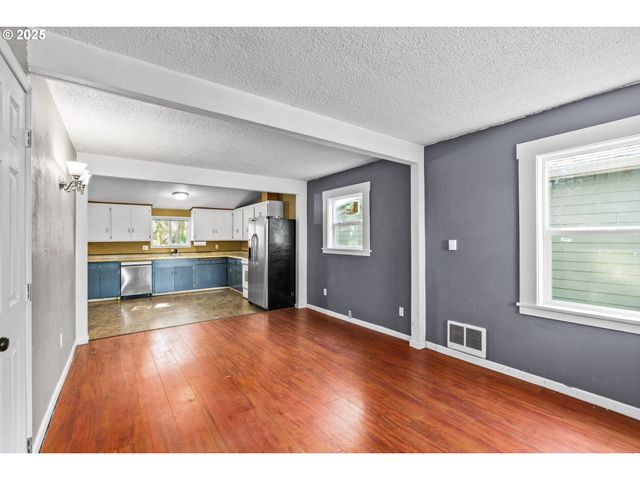 954 ELM St, Junction City, OR 97448