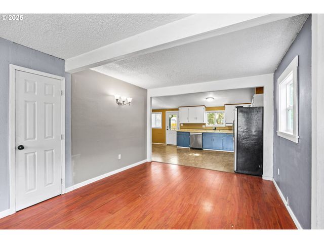 954 ELM St, Junction City, OR 97448