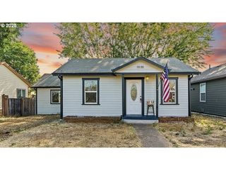 954 ELM St, Junction City, OR 97448