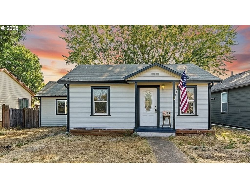 954 ELM St, Junction City, OR 97448