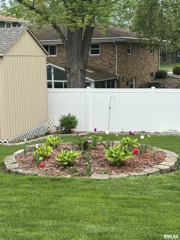 1808 Saint Clair Drive, Pekin, IL 61554