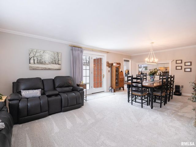 1808 Saint Clair Drive, Pekin, IL 61554