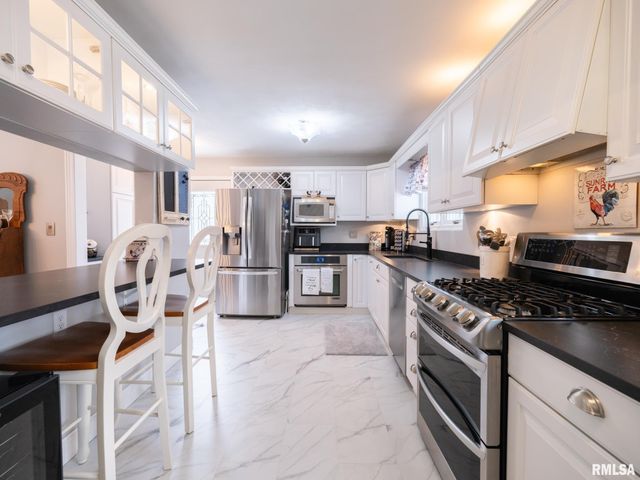 1808 Saint Clair Drive, Pekin, IL 61554