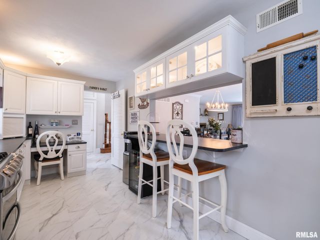 1808 Saint Clair Drive, Pekin, IL 61554