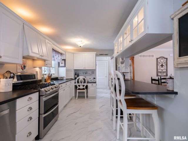 1808 Saint Clair Drive, Pekin, IL 61554