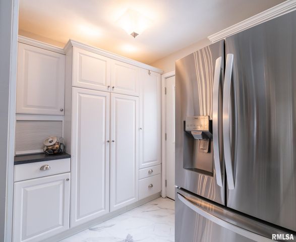 1808 Saint Clair Drive, Pekin, IL 61554