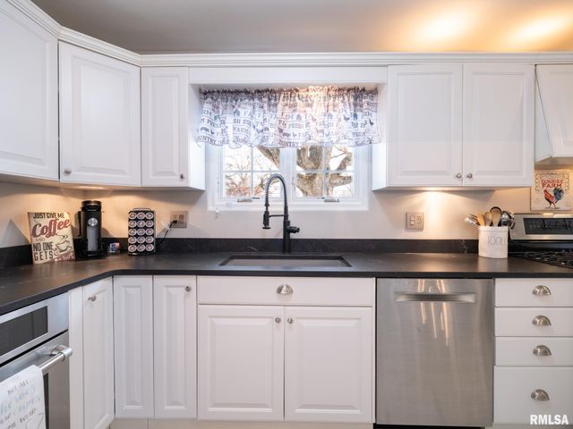 1808 Saint Clair Drive, Pekin, IL 61554