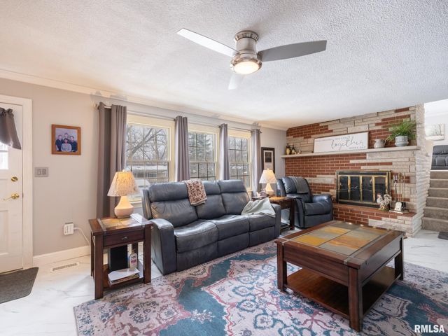 1808 Saint Clair Drive, Pekin, IL 61554