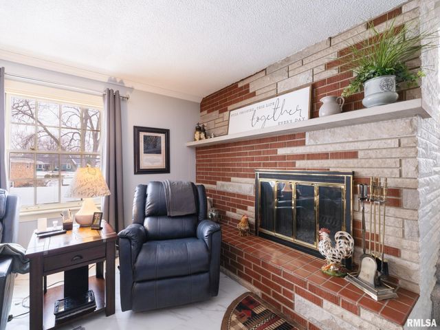 1808 Saint Clair Drive, Pekin, IL 61554