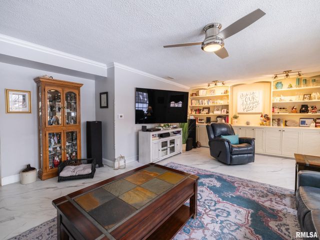 1808 Saint Clair Drive, Pekin, IL 61554