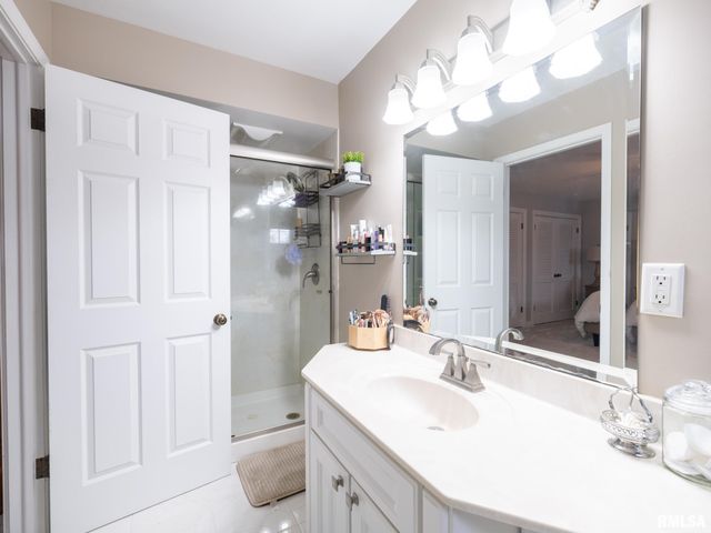 1808 Saint Clair Drive, Pekin, IL 61554