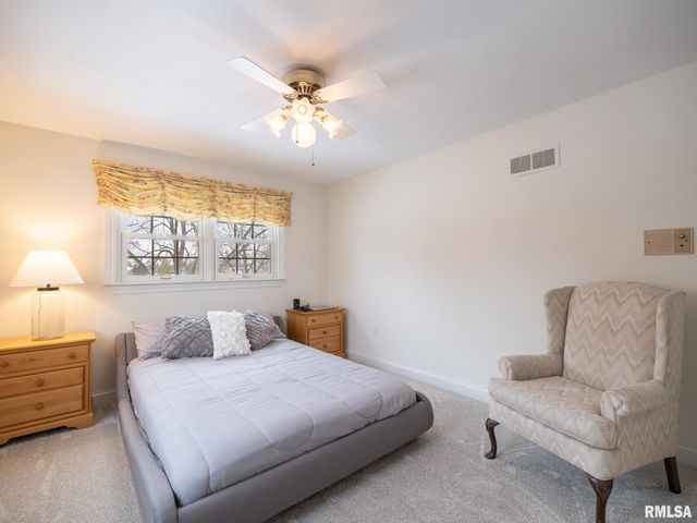 1808 Saint Clair Drive, Pekin, IL 61554