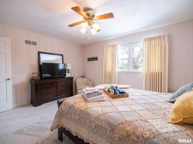 1808 Saint Clair Drive, Pekin, IL 61554