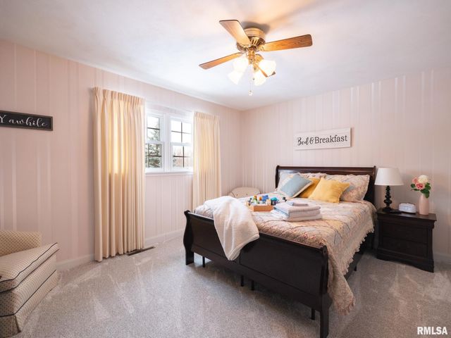 1808 Saint Clair Drive, Pekin, IL 61554