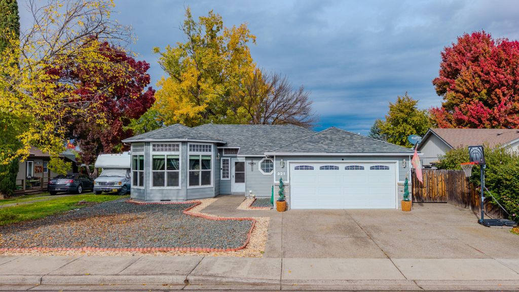 921 Pittview Avenue, Central Point, OR 97502