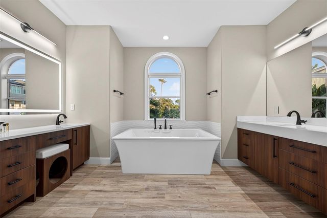 8880 COMMODORE DRIVE, Seminole, FL 33776