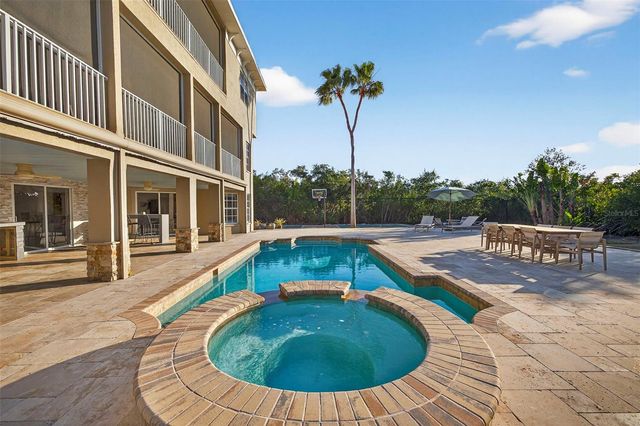 8880 COMMODORE DRIVE, Seminole, FL 33776