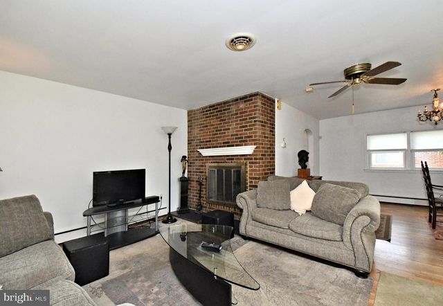 21 CHESTER AVE, Gibbstown, NJ 08027