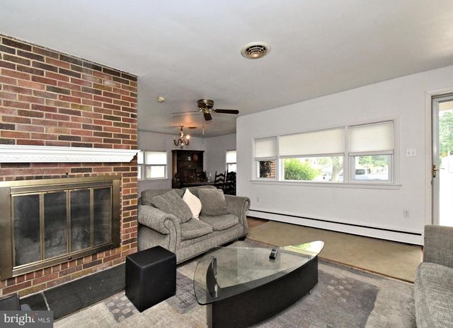 21 CHESTER AVE, Gibbstown, NJ 08027