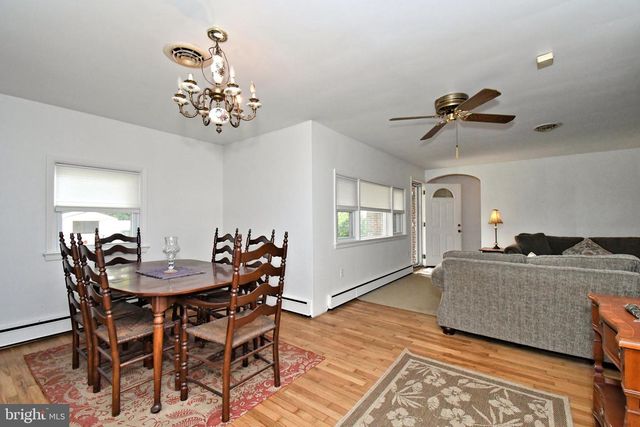 21 CHESTER AVE, Gibbstown, NJ 08027
