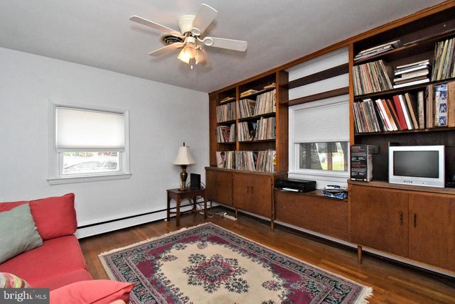 21 CHESTER AVE, Gibbstown, NJ 08027