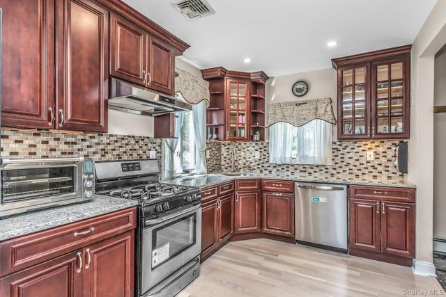 233 Collins Avenue, Williston Park, NY 11596