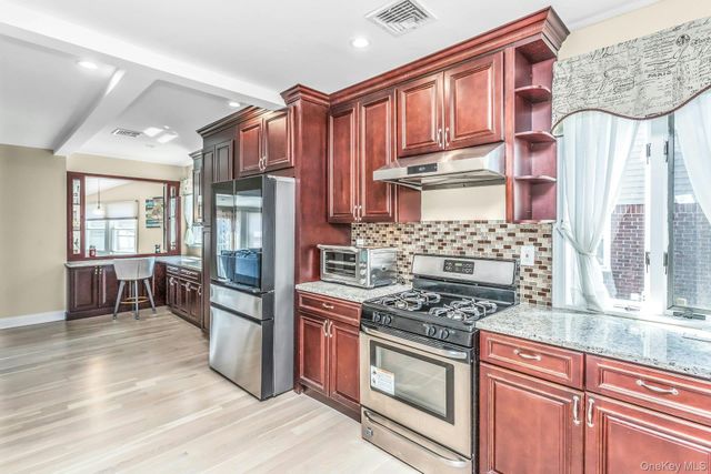 233 Collins Avenue, Williston Park, NY 11596