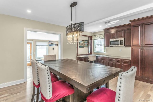 233 Collins Avenue, Williston Park, NY 11596