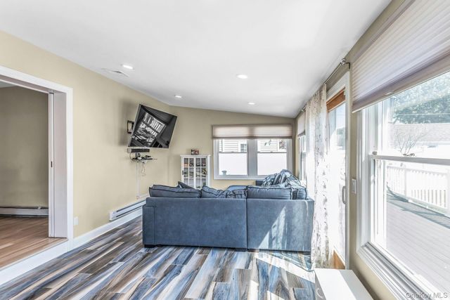 233 Collins Avenue, Williston Park, NY 11596